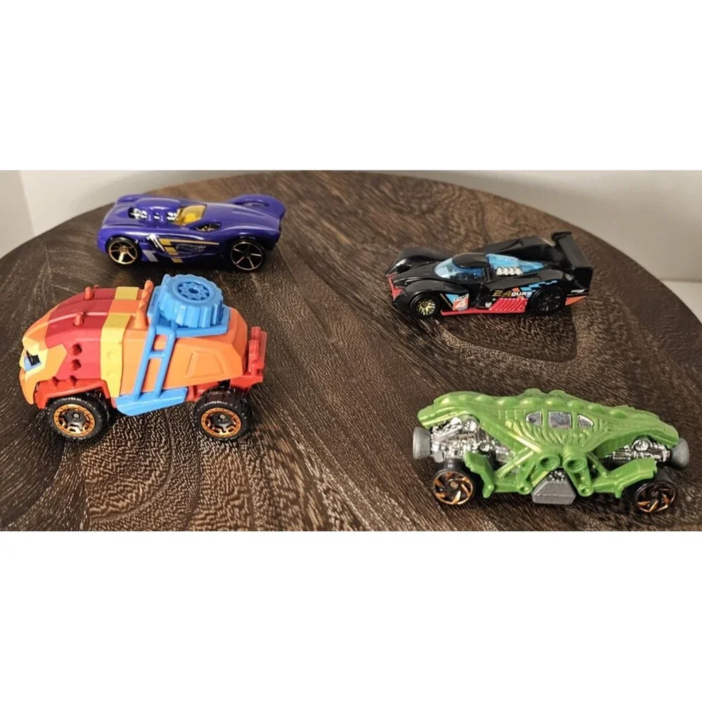 2010 Mattel 24 Ours T9680 Hot Wheels + 3 other Hot Wheels Lot of 4 total, used